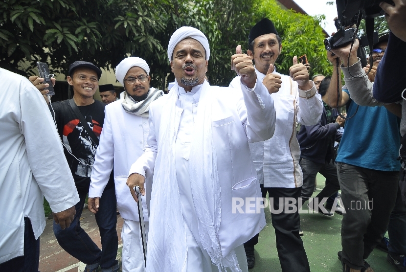 Imam Besar Front Pembela Islam (FPI) Habib Rizieq Shihab memberi keterangan kepada awak media di sela-sela pemeriksaan di Markas Polda Jawa Barat, Jalan Soekarno Hatta, Kota Bandung, Senin (13/2).