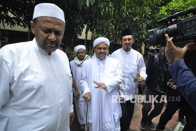 Imam Besar Front Pembela Islam (FPI) Habib Rizieq Shihab memberi keterangan kepada awak media di sela-sela pemeriksaan di Markas Polda Jawa Barat, Jalan Soekarno Hatta, Kota Bandung, Senin (13/2).