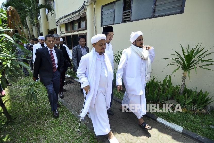 Imam Besar Front Pembela Islam (FPI) Habib Rizieq Shihab berjalan menuju ruang pemeriksaan seusai Shalat Zhuhur di Markas Polda Jawa Barat, Jalan Soekarno Hatta, Kota Bandung, Senin (13/2). 