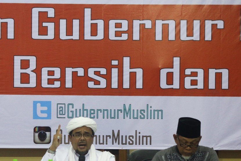 Imam Besar Front Pembela Islam (FPI) Habib Rizieq Syihab (kiri) bersama Pembina Dewan Dakwah Islamiyah Indonesia (DDII) KH A Cholil Ridwan (kanan) membuka Konvensi Menuju Satu Cagub Muslim di Jakarta, Kamis (25/2). 