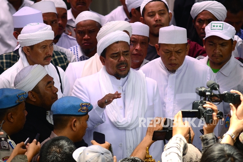 Imam besar Front Pembela Islam (FPI) Habib Rizieq Syihab memberi keterangan kepada awak media di sela-sela pemeriksaan di Markas Polda Jabar, Jalan Sokarno Hatta, Kota Bandung, Kamis (12/1). 