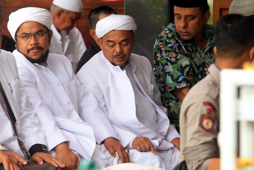 Imam Besar Front Pembela Islam (FPI) Habib Rizieq Syihab (tengah) 