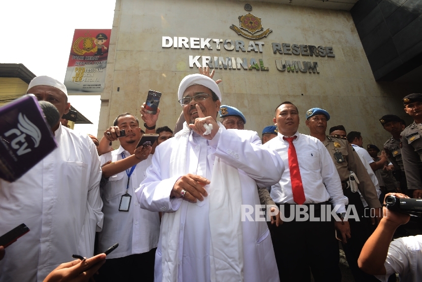 Grand Imam of the Islamic Defenders Front Habib Rizieq Shihab gave statement to the reporters before being questioned at witness in treason case of Rachmawati Soekarnoputri, at Jakarta Metro Police Headquarters, Jakarta, on Wednesday (February 1).