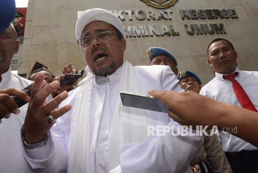 Imam Besar Front Pembela Islam Rizieq Shihab memberikan keterangan kepada awak media sebelum menjalani pemeriksaan sebagai saksi di Direkorat Kriminal Umum Polda Metro Jaya, Jakarta, Rabu (1/2).