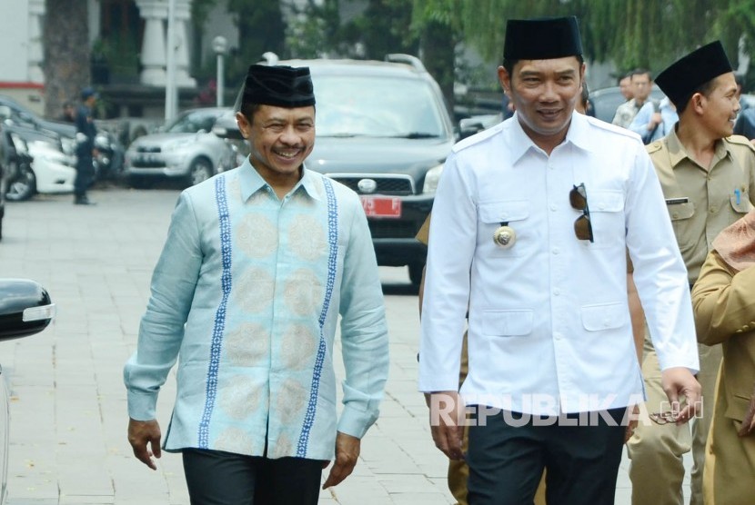 Imam Besar Islamic Center of New York KH M Syamsi Ali (kiri) berjalan bersama Gubernur Jawa Barat Ridwan Kamil menuju Masjid Al Muttaqin, Gedung Sate, Kota Bandung, untuk melaksanakan shalat dzuhur, Senin (16/9).