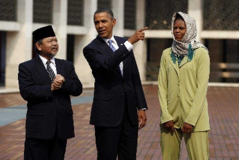 Imam Besar Masjid Istiqlal Ali Mustafa Yaqub mendampingi Barack Obama.