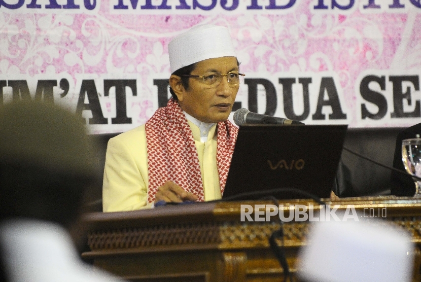 Imam Besar Masjid Istiqlal Nasaruddin Umar (kiri) menyampaikan ceramahnya dalam Kajian Tasawuf Kitab Al hikam di masjid istiqlal, Jakarta, Jumat (10/2). 