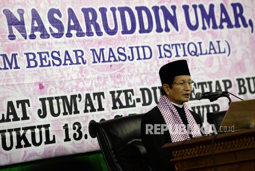  Imam Besar Masjid Istiqlal Nasaruddin Umar memberikan kajian usai Shalat Jumat di Masjid Istiqlal, Jakarta, Jumat (8/9).