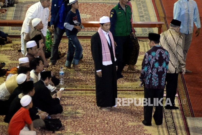 Imam Besar Masjid Istiqlal Nasaruddin Umar mengikuti Takbir Akbar Nasional 2016 di Masjid Istiqlal Jakarta, Selasa (5/7). Takbir Akbar Nasional tersebut digelar untuk menyambut Idul Fitri 1 Syawal 1437 H yang jatuh pada hari Rabu (6/7).