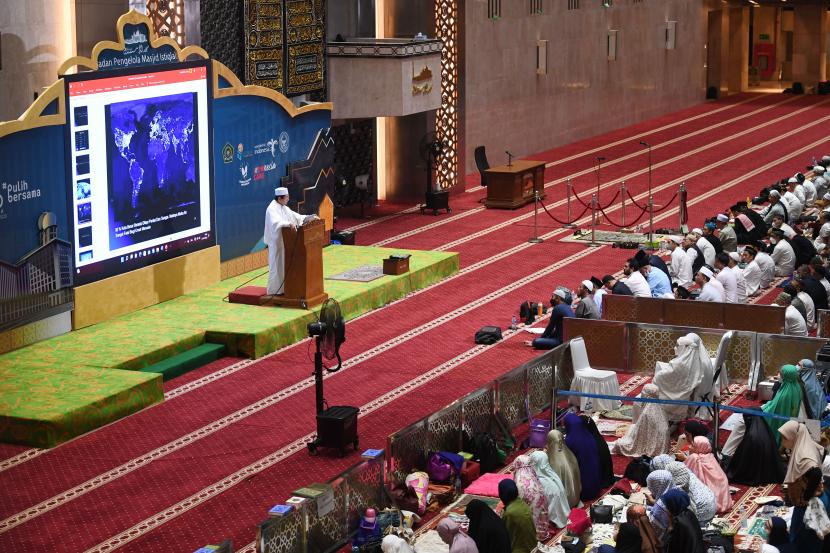 Imam Besar Masjid Istiqlal Nasaruddin Umar menyampaikan tausiah saat iktikaf di Masjid Istiqlal Jakarta. Masjid Istiqlal akan menggelar Shalat Id dan menjadi perdana di masa pandemi Covid-19, setelah dalam dua tahun terakhir ditiadakan imbas angka penularan yang tinggi.