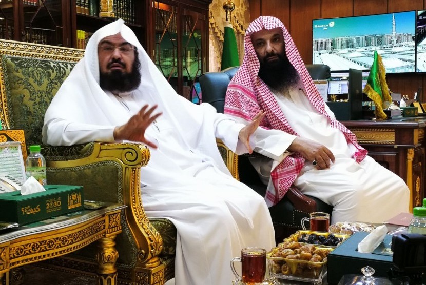 Imam of Grand Mosque in Mecca Sheikh Dr. Abdurrahman Al-Sudais (left). 