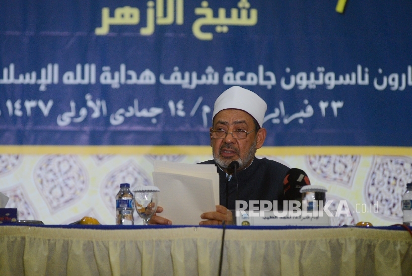 Imam Besar Al-Azhar: Simbol Agama Bukan Alat Perang Politik. Foto: Imam Besar Universitas Al Azhar di Kairo Muhammad Ahmad Al Thayyib memberikan pemaparan saat kuliah umum yang diadakan di Kampus UIN Ciputat, Tangerang Selatan, Selasa (23/2).