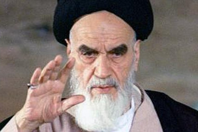 Pada Perang Irak-Iran kharisma Khomeini banyak digandrungi militer Saddam. Imam Khomeini