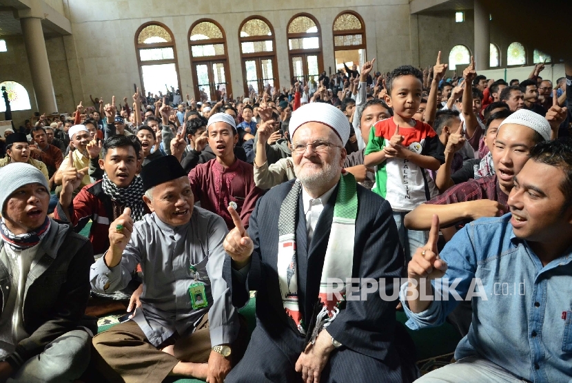 Imam Masjid Al Aqsha Palestina Syeikh Ikrimah Shabri hadir di tengah-tengah masyarakat pada tabligh akbar, di Masjid Raya Provinsi Jabar Alun-alun, Kota Bandung (ilustrasi)