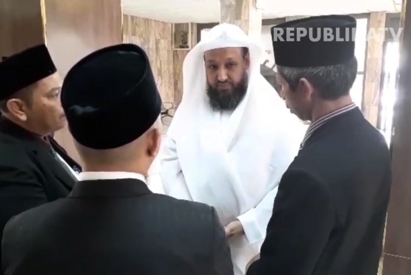 Imam Masjid al-Haram, Syekh Dr Hasan bin Abdul Hamid Bukhari (Berbaju putih)