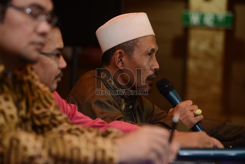   Imam Masjid Al Mutaqin Tolikara Ali Mukhtar (kanan) menyampaikan pemaparannya saat berdiskusi dengan tema 