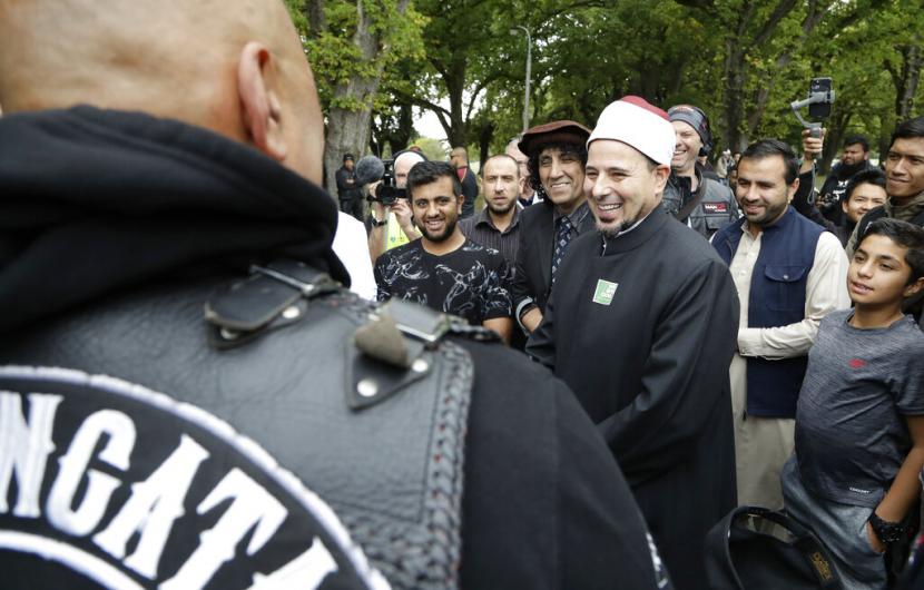 Kurang Dana, Masjid Christchurch tak Mampu Bayar Imam. Imam Masjid Al Noor Gamal Fouda menyambut anggota klub motor Tu Tangata di masjid tersebut di Christchurch, Selandia Baru.
