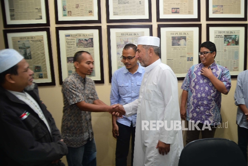  Imam Masjid Aqsha Sheikh Mustafa Muhammad Abdel Rahman AtTawil menyalami awak redaksi saat mengunjungi kantor Redaksi Republika di Jakarta, Senin (5/6).