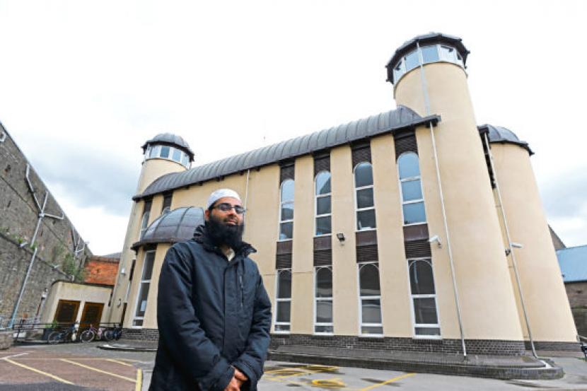Imam Masjid Dundee Skotlandia Semangat Nantikan Jamaah. Imam Masjid Dundee di Skotlandia, Inggris, Hamza.