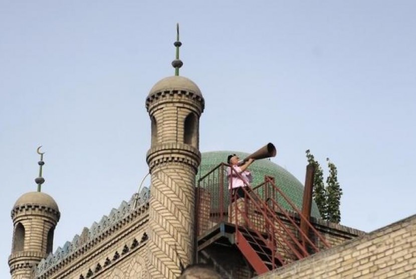 Imam masjid melaksanakan azan di masjid terbesar kedua di wilayah Xinjiang.