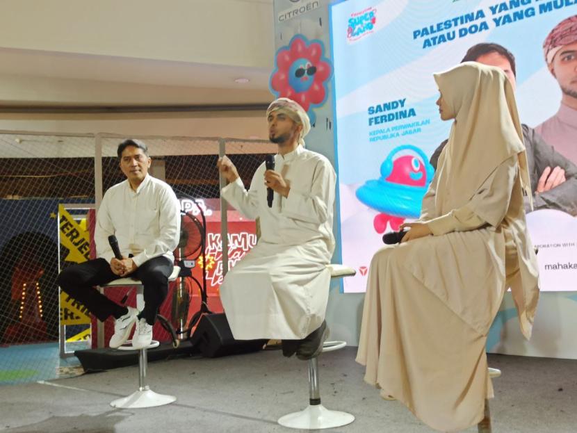 Imam Masjid Raya Al Jabbar Syekh Dr. Yhyazen Alhakimi (tengah) tengah menyampaikan seruannya kepada peserta acara Talkshow, Galang Donasi dan Doa Bersama untuk Palestina di Braga Citywalk, Kota Bandung, Ahad (26/11/2023). 