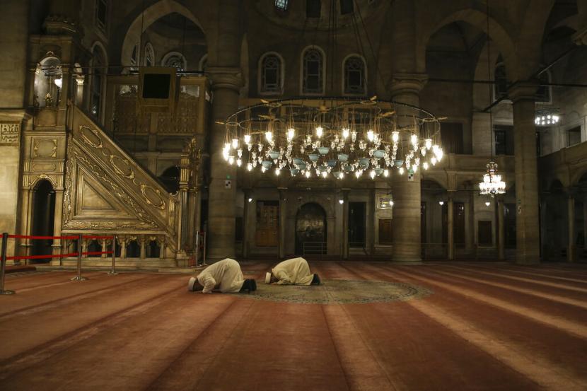 Imam masjid terkemuka melakukan sholat hajat di masjid Istanbul Turki meminta perlindungan dari Allh SWT di tengah pandemi corona. Turki juga berupaya menjemput warganya di luar negeri.