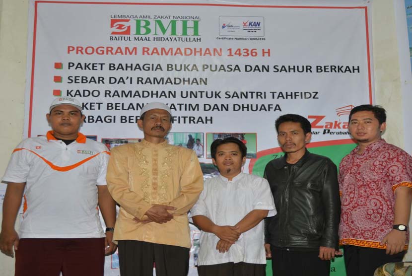 Imam Masjid Tolikara Ali Muchtar bersama pengurus BMH Jayapura, Papua, di kantor BMH Jayapura, Kamis (30/7)