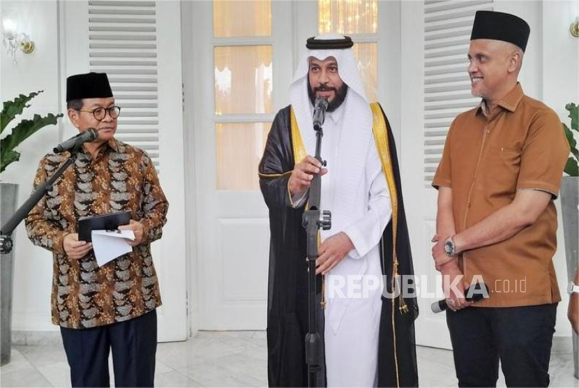 Imam Masjidil Haram di Makkah, Syekh Abdurrahman Al-Ausy bersama Gubernur DKI Jakarta Pramono Anung Wibowo di Balai Kota DKI, Jakarta Pusat, Rabu (19/3/2025).