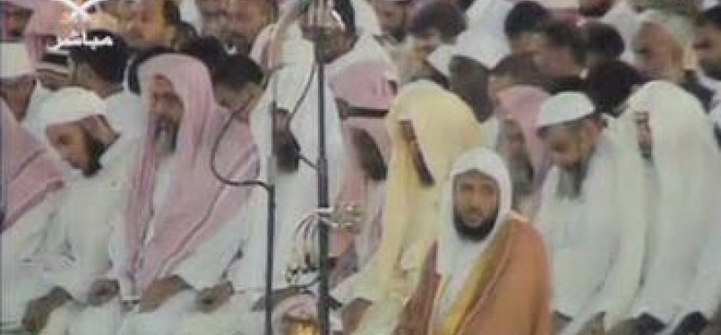 Imam Masjidil Haram memimpin shalat berjamaah