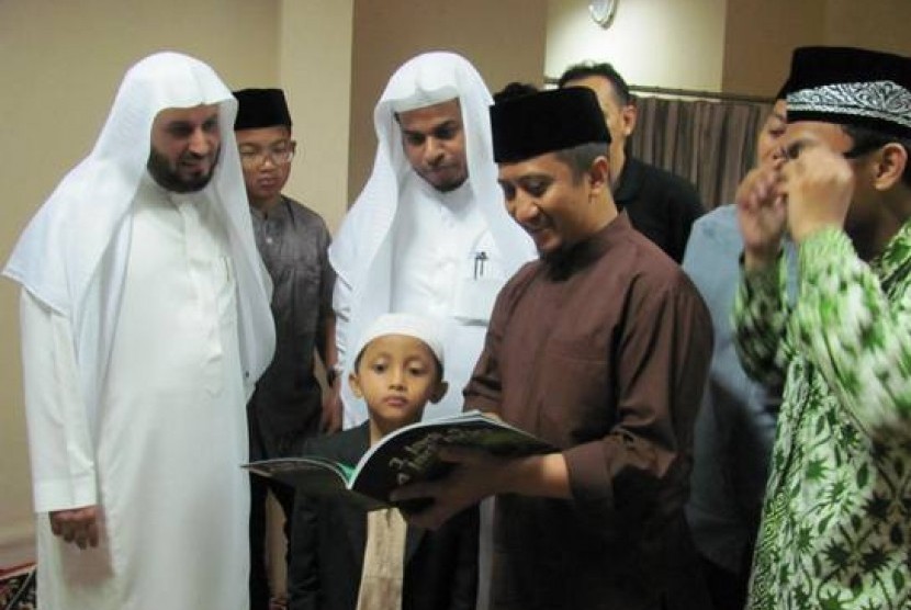 imam masjidil haram syaikh saad alghamidi (kiri) mendengarkan penjelasan ustaz yusuf mansur soal PPPA