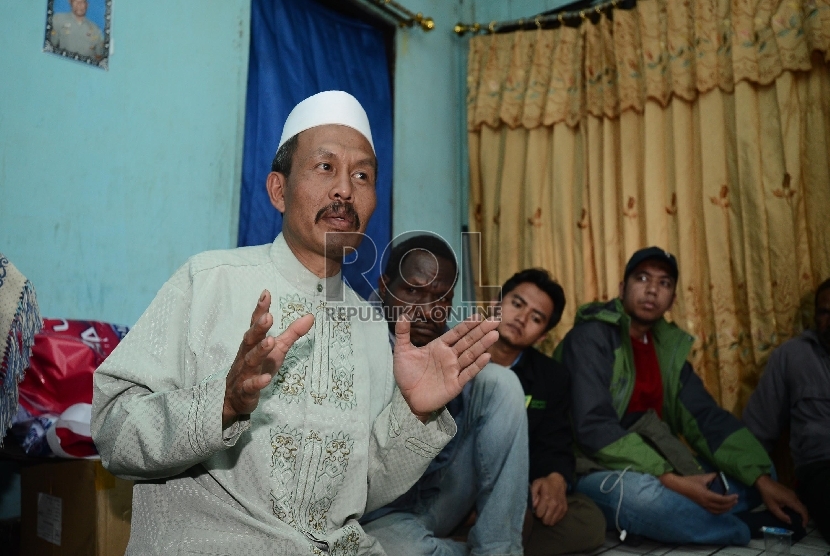 Imam pada Shalat Idul Fitri di Musholla, Ustadz Ali Muhtar berdiskusi bersama Tim Pencari Fakta (TPF) Komat Tolikara di Tolikara, Papua, Kamis (23/7).