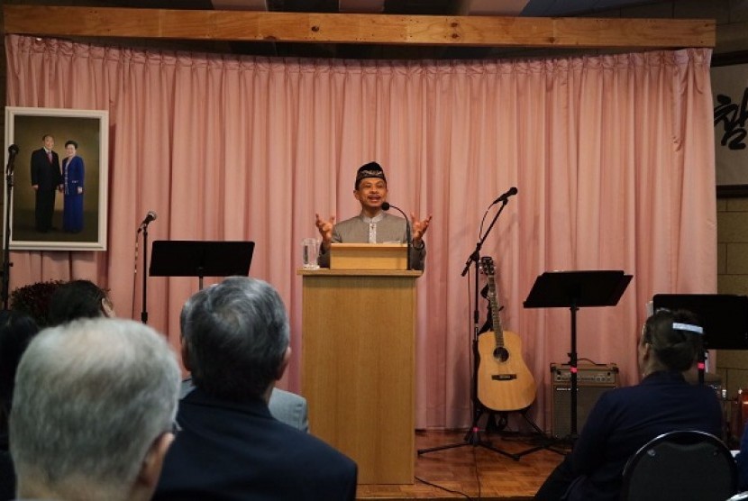 Imam Shamsi Ali menyampaikan pidato tentang 9/11 di sebuah gereja di New York, AS