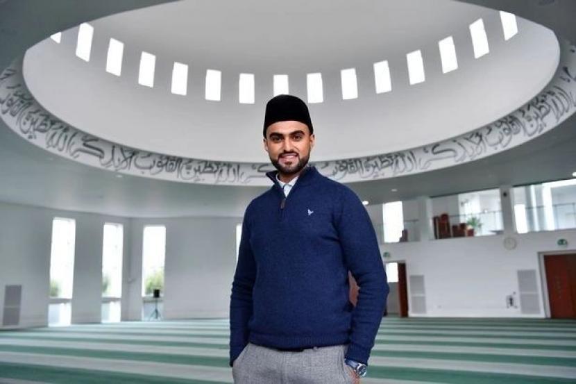 Imam Termuda Inggris Lawan Stereotip Lewat Instagram. Imam termuda Inggris Sabah Ahmedi (27 tahun)  ingin berbagi pemikirannya tentang Islam kepada orang banyak melalui media sosial.