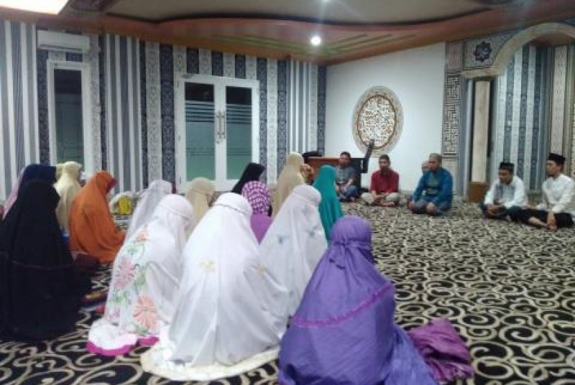 Imanda Riyanti bersyahadat dengan dibimbing Ustaz Syamsul Arifin Nababan di Pesantren Mualaf Annaba Center.