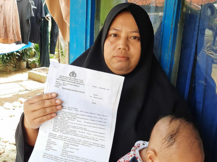 Imas Masliah, istri dari Maman Suherman, seorang sopir taksi online yang ditetapkan menjadi tersangka oleh Bareskrim Polri atas kasus mafia tanah di Cakung, Jakarta Timur.
