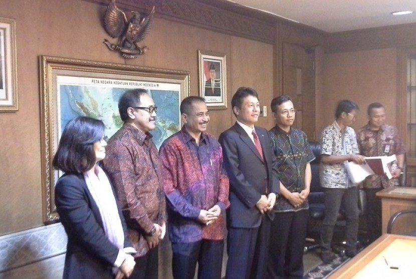 Imawan Mashuri selaku Direktur Utama UCS Group (dua dari kiri), Menteri Pariwisata Arief Yahya (Tengah) dan President and Representative Director Shobunsha Inc, Shigeo Kuroda (dua dari kanan) usai penandatanganan 