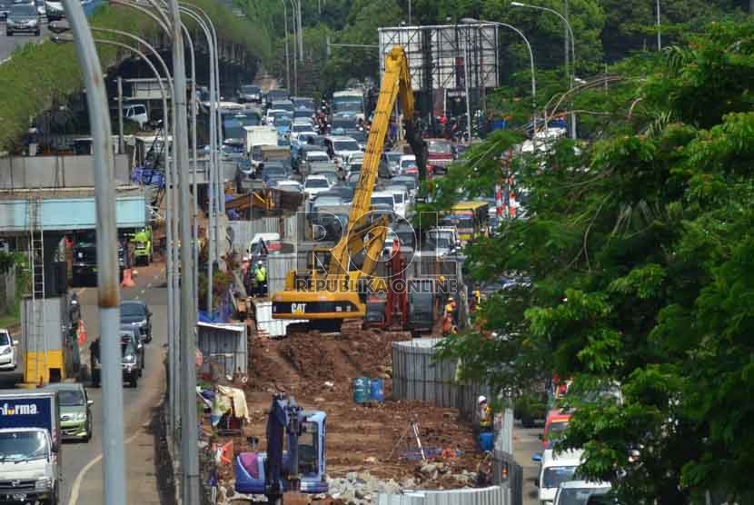 Imbas kemacetan yang disebabkan oleh proyek pembangunan MRT di Jl. TB. Simatupang, Jaksel, (7/12).