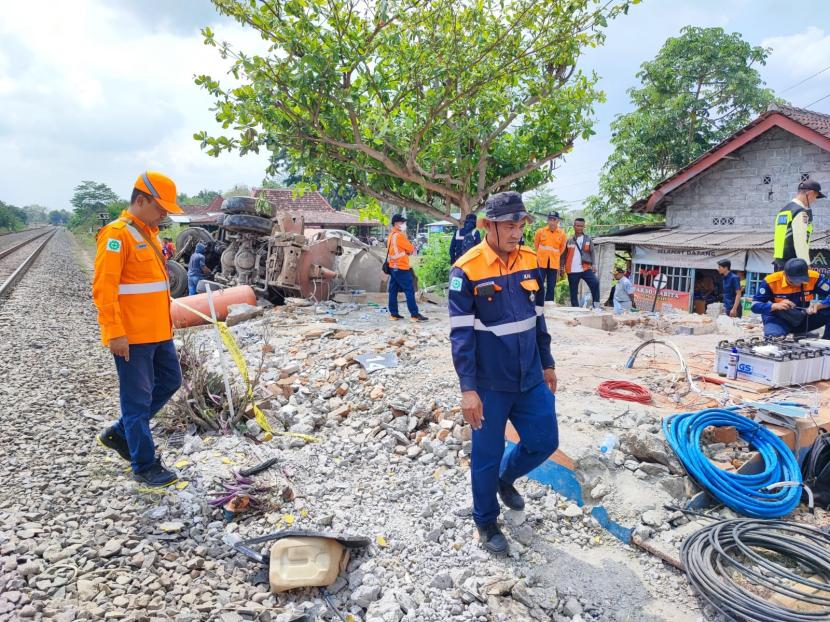 Imbas truk menerobos palang perlintasan yang sudah tertutup menimbulkan insiden kecelakaan di Kabupaten Bantul, Rabu (25/9/2024) pagi WIB.