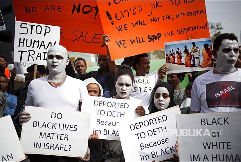 Imigran asal Afrika berunjukrasa di depan kedubes Rwanda Herzeliya, Israel. Mereka menolak rencana deportasi imigran asal Afrika di Israel ke negara Rwanda.