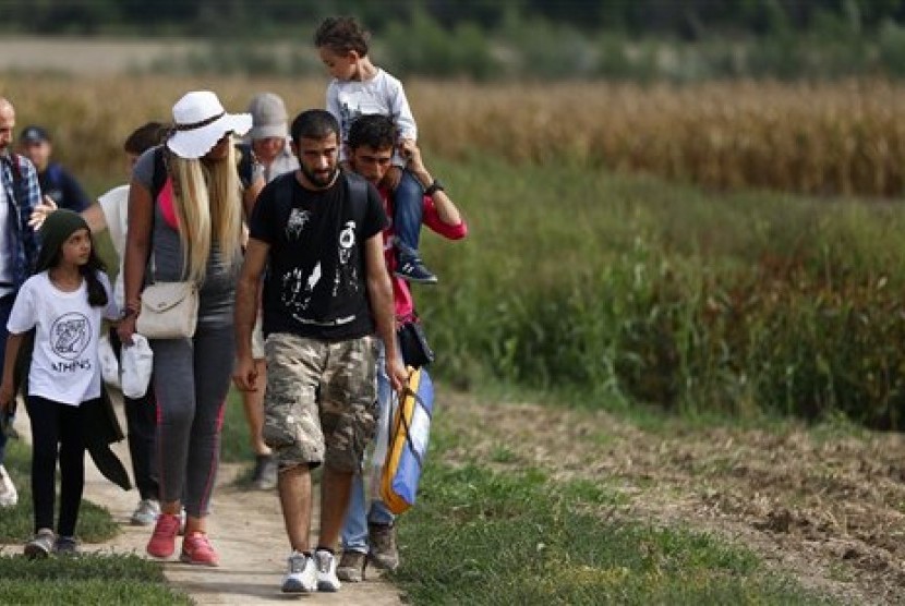   Imigran berjalan menuju perbatasan antara Serbia dan Kroasia, sebelah timur Kroasia.