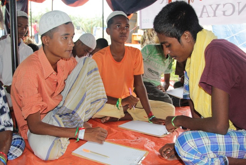 Imigran etnis Rohingya dan Banglades belajar membaca dan menulis di tempat pengungsian sementara Desa Bayeun, Kecamatan Rantoe Seulamat, Aceh Timur, Aceh, Selasa (26/5). 