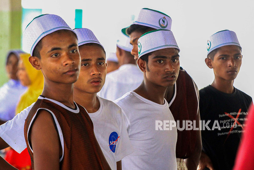 Imigran gelap etnis rohingya asal Myanmar beraktivitas di penampungan darurat komplek Sanggar Kegiatan Belajar (SKB) Cot Gapu, Kabupaten Bireuen, Aceh, Sabtu (28/4).