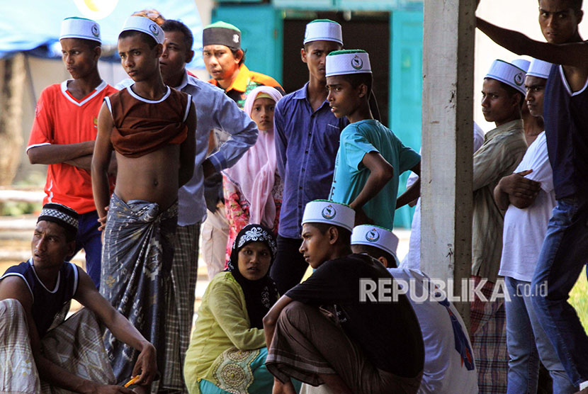 Imigran gelap etnis rohingya asal Myanmar beraktivitas di penampungan darurat komplek Sanggar Kegiatan Belajar (SKB) Cot Gapu, Kabupaten Bireuen, Aceh, Sabtu (28/4). 