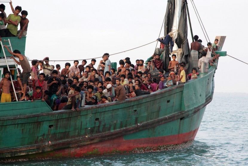 Imigran suku Rohingya dari Myanmar berada di perhu mereka yang terdampar di perairan Desa Simpang Tiga, Kecamatan Julok, Aceh Timur, Aceh, Rabu (20/5). 