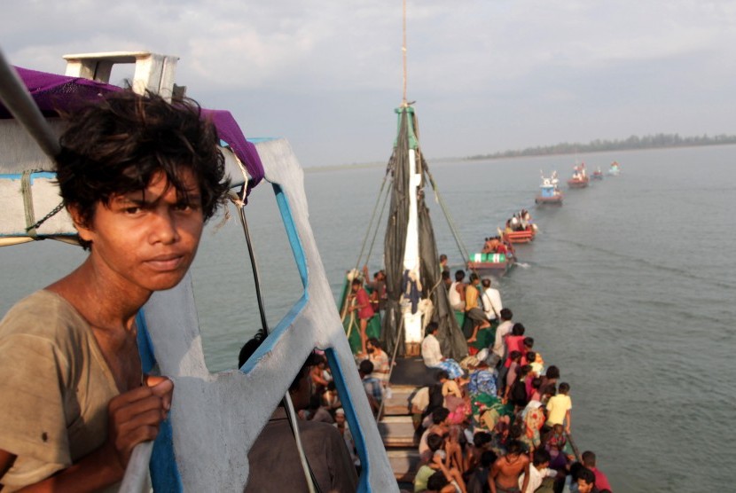 Imigran suku Rohingya dari Myanmar berada di perhu mereka yang terdampar di perairan Desa Simpang Tiga, Kecamatan Julok, Aceh Timur, Aceh, Rabu (20/5).
