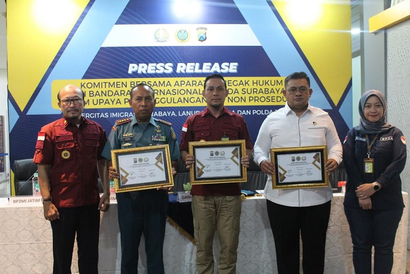 Imigrasi Surabaya bersama dengan TNI AL dalam hal ini Lanudal Juanda serta Polda Jatim menggelar kegiatan Komitmen Bersama Aparat Penegak Hukum dalam Upaya Penanggulangan Pekerja Migran Indonesia Non Prosedural