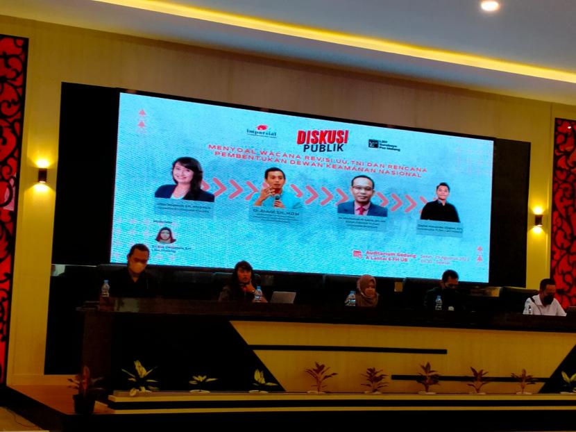 Imparsial bersama LBH Surabaya Pos Malang menyelenggarakan diskusi tentang wacana revisi UU TNI dan pembentukan Dewan Keamanan Nasional di Fakultas Hukum (FH) Universitas Brawijaya (UB), Kota Malang, Senin (29/8/2022). 