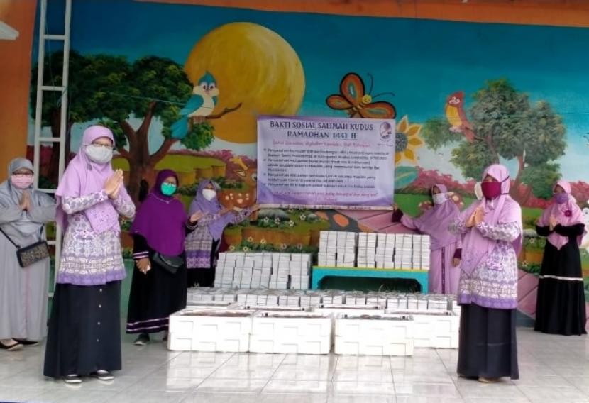 impinan Daerah Persaudaraan Muslimah (PD Salimah Kudus) membagikan 445 paket buka puasa untuk majelis taklim dan dhuafa, Sabtu (25/4).