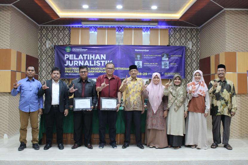 impinan FAH UIN Ar-Raniry Banda Aceh foto bersama narasumber dan Ketua PD IPI Aceh.