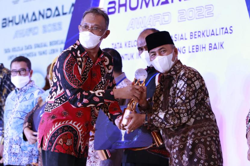 Implementasi Simpul Jaringan Informasi (SJI) Geospasial di Kabupaten Muba melalui Satu Data Muba berbuah manis. Jumat (25/11/2022) bertempat di Hotel Borobudur Jakarta, Pj Bupati Muba H. Apriyadi Mahmud menerima penghargaan Bhumandala Ariti.